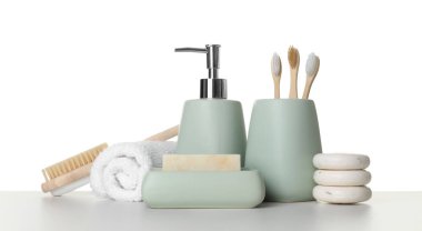 Banyo aksesuarları. Masada beyaz arkaplana karşı farklı kişisel bakım ürünleri