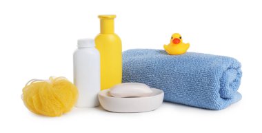 Bebek kozmetik ürünleri, banyo ördeği, sünger ve havlu beyaza izole edilmiş.