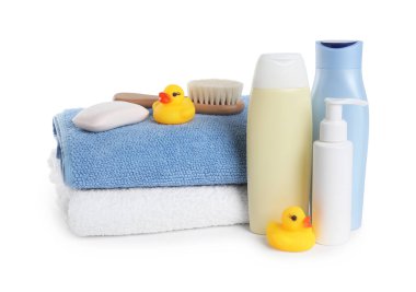 Bebek kozmetik ürünleri, banyo ördekleri, fırça ve havlular beyaza izole edilmiş.
