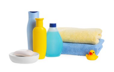Bebek kozmetik ürünleri, banyo ördeği ve havlular beyaza izole edilmiş.