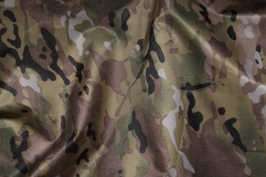 Arkaplan olarak buruşuk kamuflaj kumaşı dokusu, üst görünüm