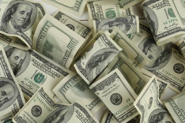 Para değişimi. Arka plan olarak dolar banknotları, üst görünüm