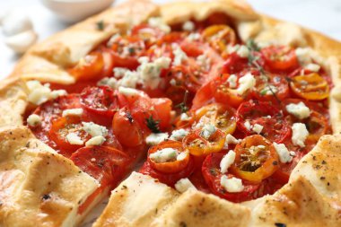 Masada domates, kekik ve peynirli lezzetli galet (Caprese galette), yakın plan.