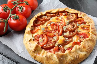 Domates ve peynirli lezzetli galet (Caprese galette) koyu masa, yakın çekim