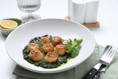 Lezzetli soslu leziz kızarmış deniz tarakları ve beyaz masada mısır salatası, yakın plan.