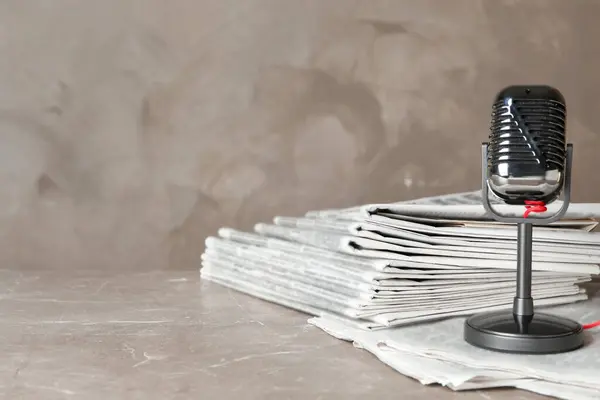 Kranten Vintage Microfoon Marmeren Tafel Ruimte Voor Tekst Journalistenwerk — Stockfoto