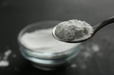 Kaşık dolusu kabartma tozu, yakın çekim. Metin için boşluk