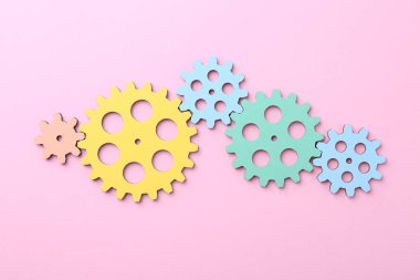 İş süreci organizasyonu ve optimizasyonu. Pembe arka plan, üst görünüm üzerinde renkli şekiller ile şema