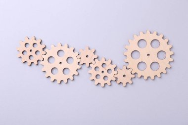 İş süreci organizasyonu ve optimizasyonu. Hafif arkaplan ve üst görünümde ahşap figürlerle şema