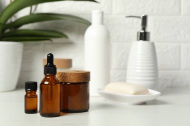 Banyo aksesuarları. Kişisel bakım ürünleri beyaz masada, yakın plan.