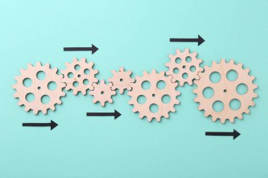 İş süreci organizasyonu ve optimizasyonu. Açık mavi zemin üzerinde tahta şekiller ve oklarla şema, üst görünüm