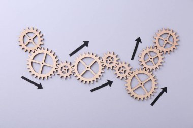 İş süreci organizasyonu ve optimizasyonu. Ahşap şekiller ve arkaplandaki oklarla en üst görünüm şeması