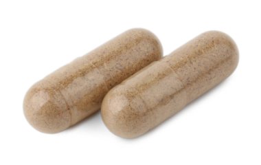 Beyaza izole edilmiş vitamin kapsülleri. Sağlık takviyeleri