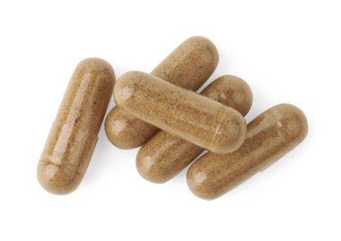 Birçok vitamin kapsülü beyaz, üst görünümde izole
