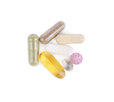 Beyaza izole edilmiş birçok vitamin hapı.
