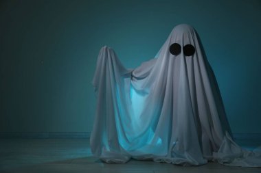 Ürkütücü hayalet. Koyu mavi arkaplan ile örtülü kadın, metin için boşluk