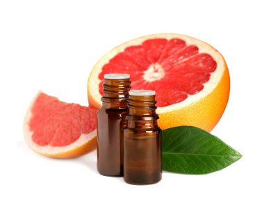 Beyaz üzerine izole edilmiş greyfurt, yaprak ve taze meyve şişeleri.