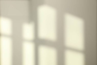 İçerideki duvardan gelen ışık ve gölgeler