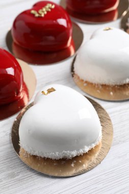 Sevgililer Günü. Lezzetli kalp şeklinde kekler beyaz ahşap masada, yakın plan