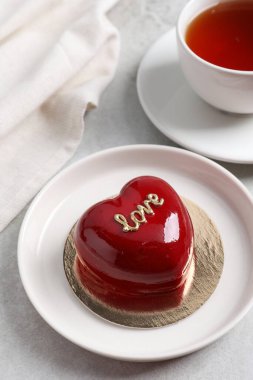 Sevgililer Günü. Masada servis edilen nefis kalp şeklinde kek.