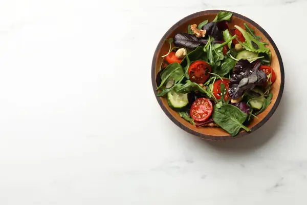 白い大理石のテーブルの上の美味しい新鮮なベジタリアンサラダ テキスト用スペース — ストック写真