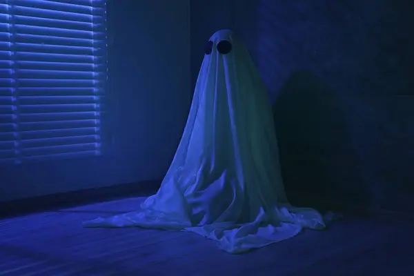 Fantôme Effrayant Femme Couverte Drap Près Fenêtre Lumière Bleue — Photo