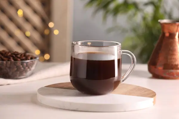 Heerlijke Koffie Kopje Witte Houten Tafel — Stockfoto