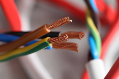 Bulanık arkaplanda renkli elektrik kabloları, yakın plan