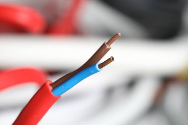 Bulanık arkaplanda renkli elektrik kablosu, yakın plan