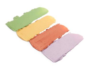 Beyaz üzerine izole edilmiş farklı renk düzeltme kapatıcıları