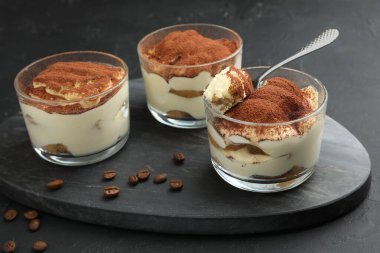 Bardaklarda, kaşıklarda ve kahve çekirdeklerinde nefis tiramisu.