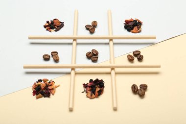 Kahve çekirdekleri ve kuru çay yapraklarıyla yapılan tik tak parmak oyunu