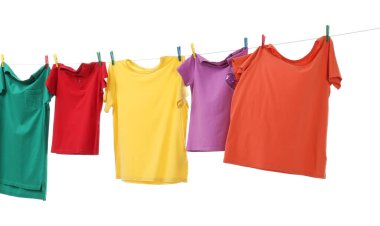 Çamaşır ipinde kurumuş renkli tişörtler beyazda izole edilmiş.