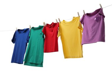 Çamaşır ipinde kurumuş renkli tişörtler beyazda izole edilmiş.