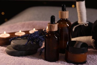 Yumuşak ışık yüzeyinde spa ürünleri ve kuru lavanta çiçekleriyle kompozisyon
