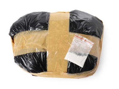 Uyuşturuculu paketler beyaza izole edilmiş. Uyuşturucu bağımlılığı