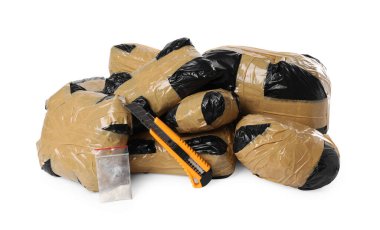 Narkotik ve kırtasiye bıçağı olan paketler beyaza izole edilmiş.