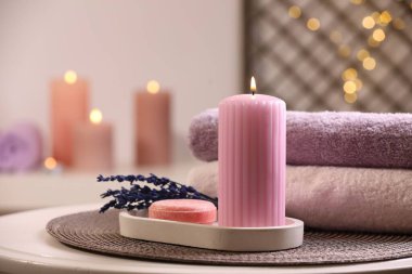 Beyaz masa üzerinde farklı spa ürünleri olan güzel bir kompozisyon.