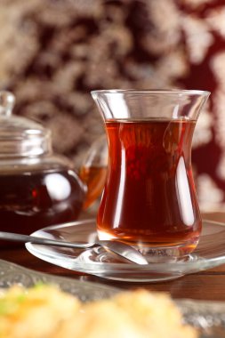 Geleneksel Türk çayı, ahşap masada, yakın plan.
