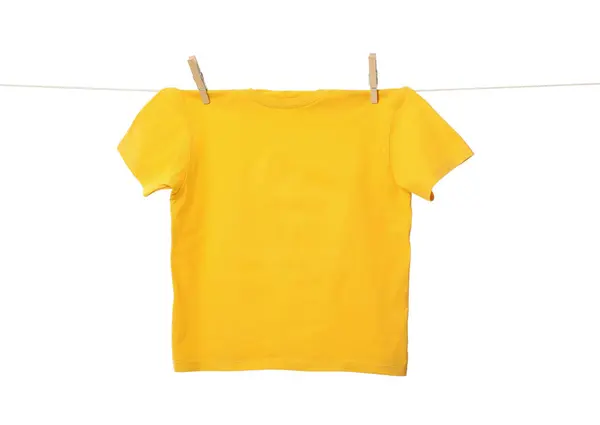 一件黄色T恤在洗衣线上烘干 与白色隔离 — 图库照片