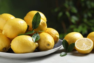 Açık havada taze limonlar ve yeşil yapraklar.