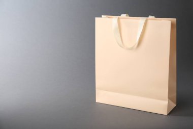 Gri arkaplanda bir kese kâğıdı, mesaj için boşluk. Tasarım için model