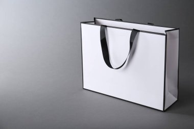 Gri arkaplanda bir kese kâğıdı, mesaj için boşluk. Tasarım için model