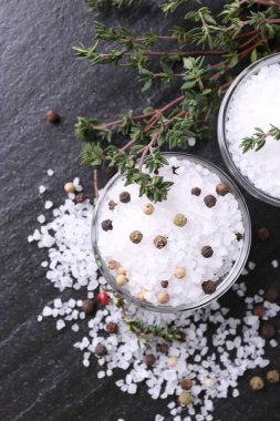 Taze kekik ile tuz ve koyu gri desenli masa üzerinde biber, düz yatıyordu..