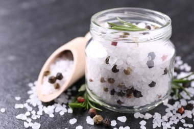 Taze biberiyeli tuz ve koyu gri desenli masada biberli mısır, yakın plan.