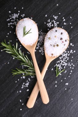 Taze biberiyeli tuz ve koyu gri desenli masada biberli mısır.