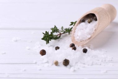 Biberli tuz, kekik ve beyaz ahşap masaya kepçe, yakın plan. Metin için boşluk