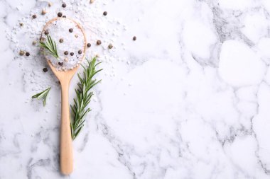 Biberiyeli tuz ve beyaz mermer masada kaşık içinde biberli mısır. Metin için boşluk