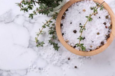 Kekikli tuz ve beyaz mermer masadaki kasede biberli mısır. Metin için boşluk