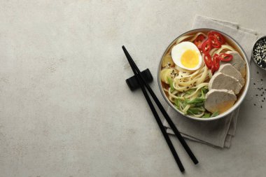 Lezzetli ramen kasede ve çubuk çubuklar açık dokulu masada, düzlük ve yazı için yer var. Erişte çorbası.
